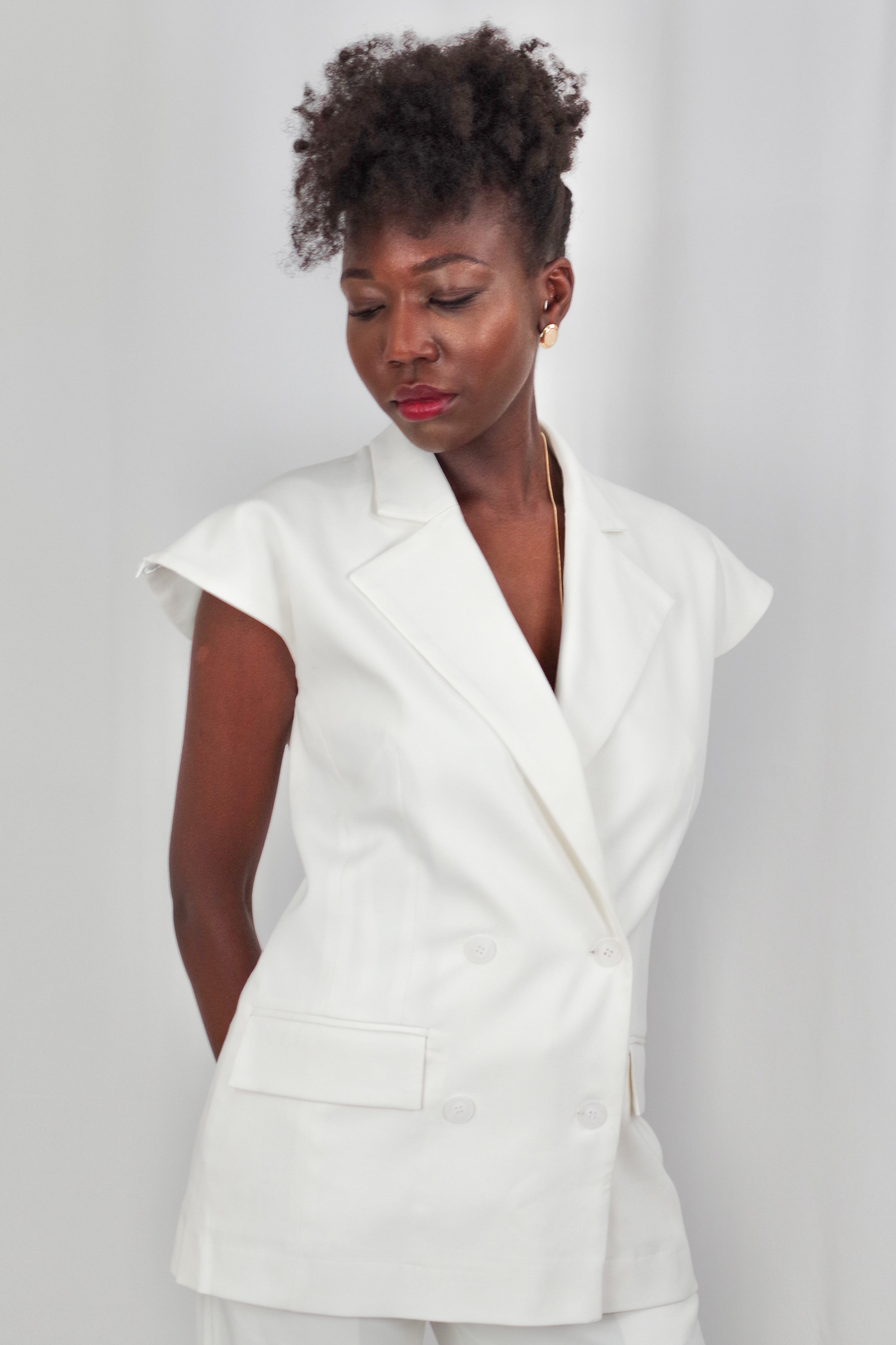 Amélia Women’s Versatile Vest – Short Sleeve, Belted, White