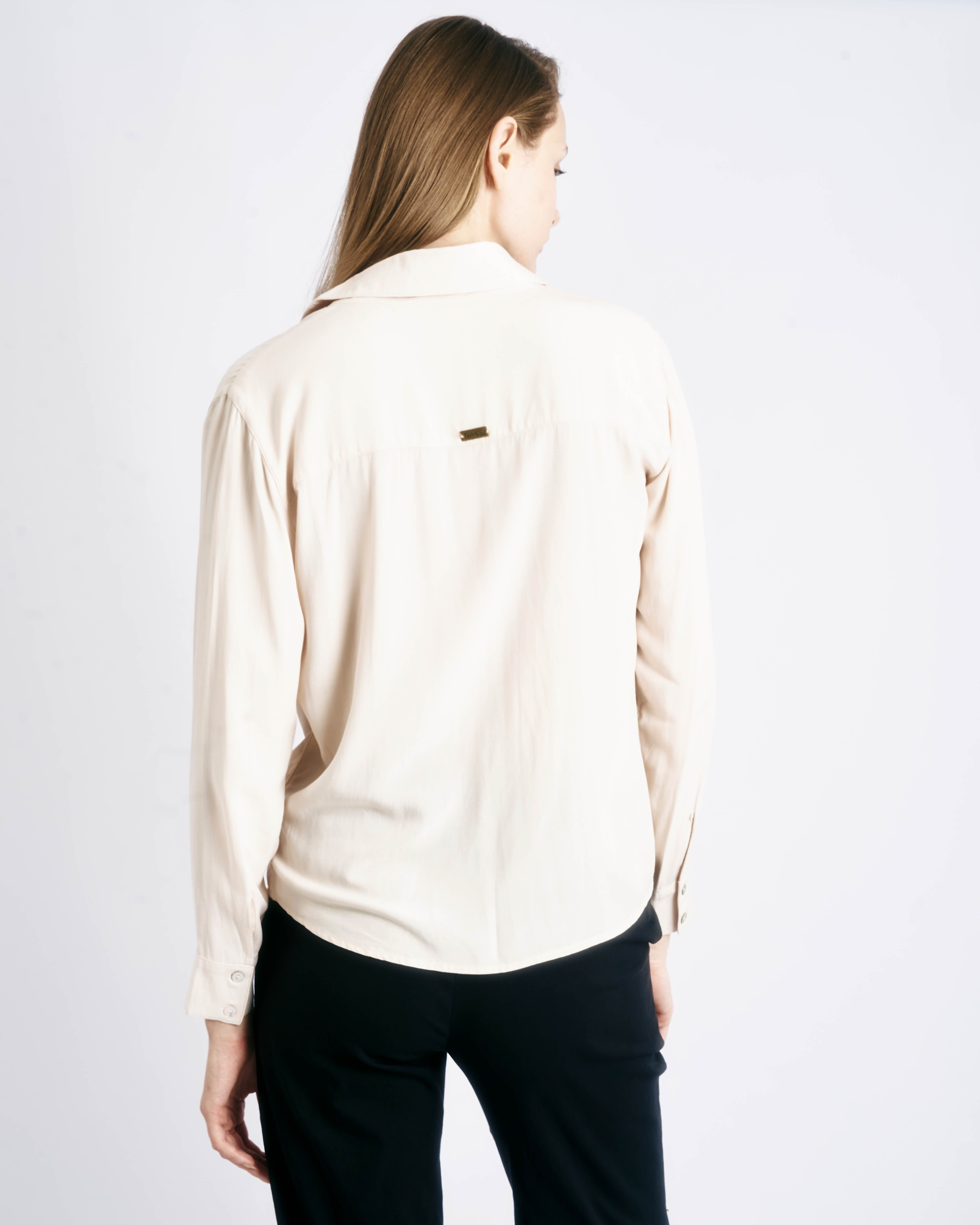 Camisa Creme de Viscose com Botões de Madrepérola Daniela.